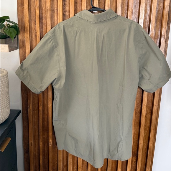 ARC`TERYX  Shirt Stretch Short Sleeve in taupe. Size XL - Picture 2 of 6